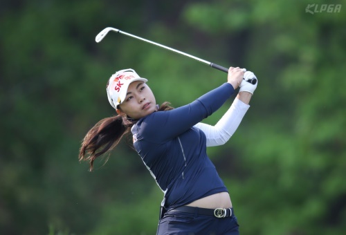 12번 홀에서 티샷을 날리고 있는 김지영2. [사진=KLPGA]