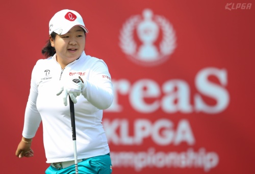 하민송이 15번 홀 티샷후 타구를 바라보고 있다. [사진=KLPGA]