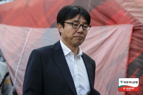 서울의 부진에 큰 책임을 안고 있는 황선홍 감독. [사진=한국프로축구연맹 제공]