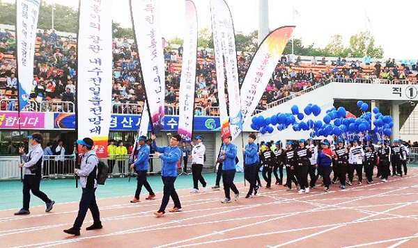 27일  오후 개회식에서  울릉군 선수단이 선두 입장하고 있다.(사진=김성권 기자)