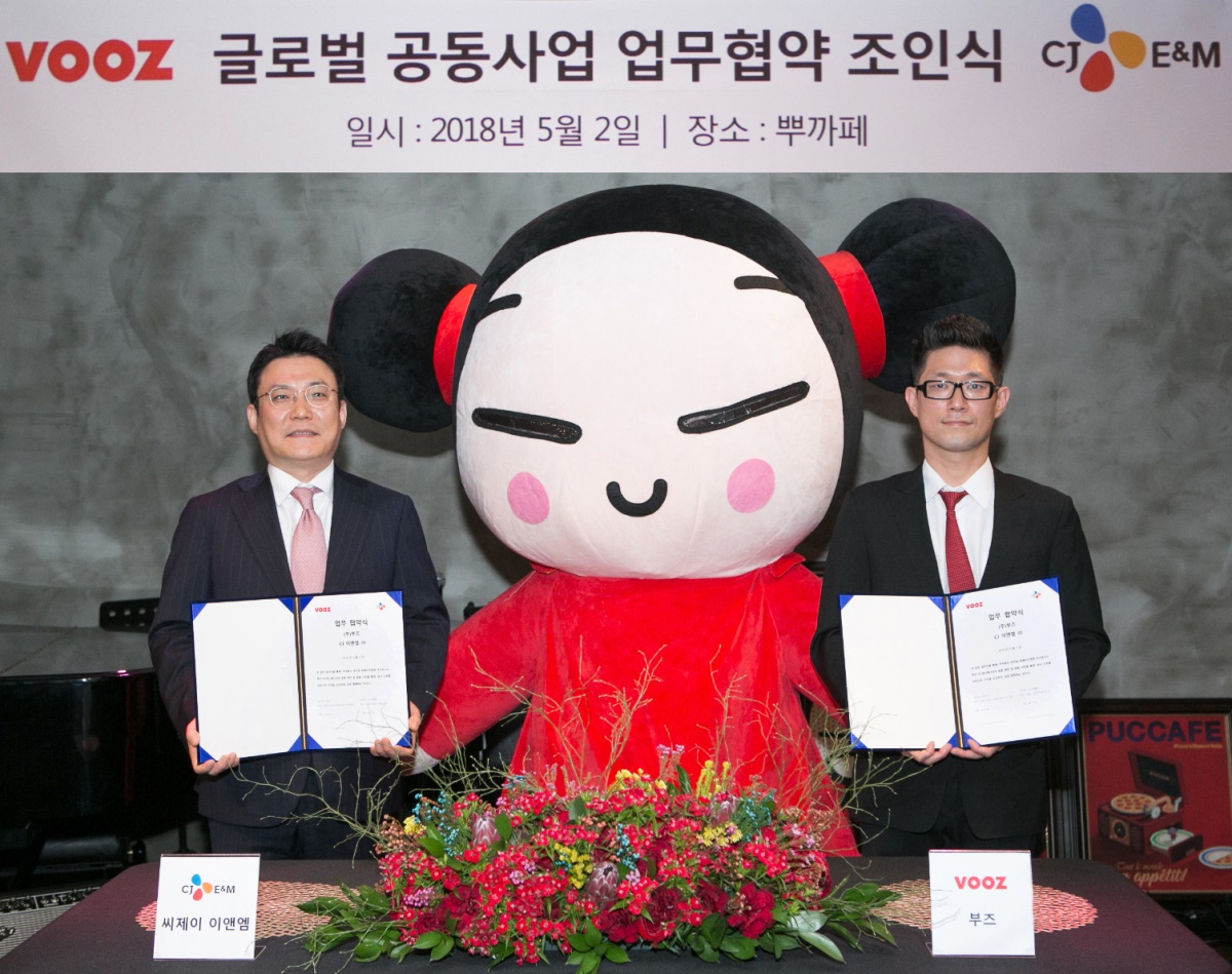 Hong Ki-sung, head of CJ E&M’s Animation Division (left) and Kim Boo-kyoung, CEO of VOOZ, pose for photos at a press event held Wednesday at VOOZ headquarter in Gangnam-gu, Seoul. (CJ E&M)