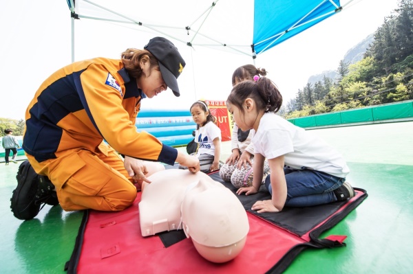 경상북도 소방본부가  도서지역 전국최초로 울릉도에서 지진 및 소방안전 체험 행사를 운영해 주민들로부터 호응을 얻었다.사진은  울릉한마음회관 광장에서  심정지 환자를 살리는 CPR 교육을 받고 있는 어린이들이 열중하고 있다.(경북도 소방본부 제공)