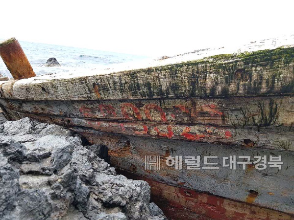 3일오전 10시쯤 울릉도 서면 남양해변에서 북한어선으로 추정되는  목선이 파손된채 발견됐다.(사진=독자제공)