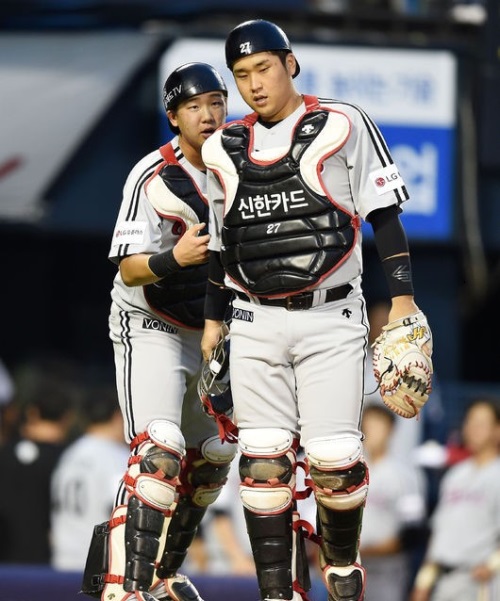 유강남(우)은 원래 수비형 포수로 주목받는 선수였다. [사진=KBO]
