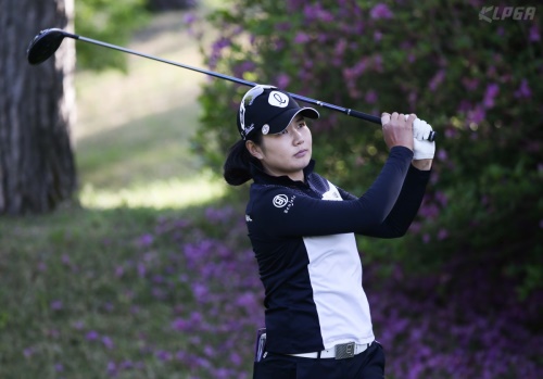 강풍을 뚫고 2타차 선두에 나선 장수연. [사진=KLPGA]