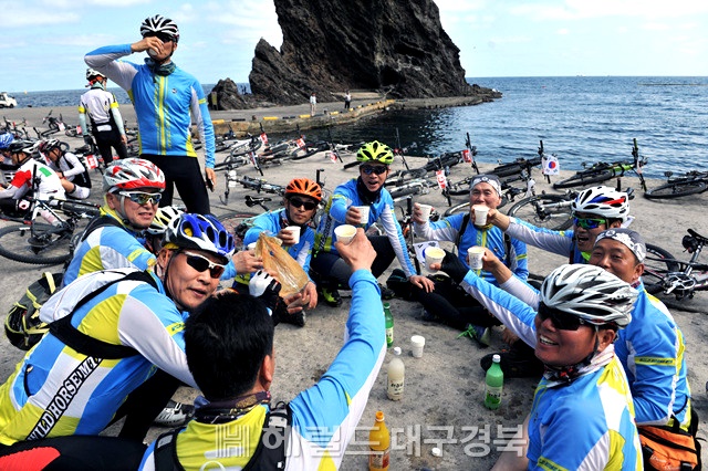 막걸리 한잔으로 목을추기며 친교의 시간을 즐기는 엠티비 회원들(울릉엠티비 제공)