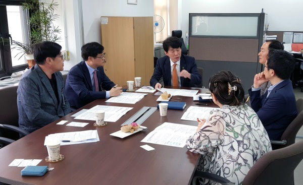 영주시는 문재인 대통령의 대선공약사업인 영주 첨단베어링산업 클러스터조성사업 조기추진을 위해 김재광(왼쪽 첫 번째)영주시장 권한대행이 국가균형발전위원회를 방문,국가산업단지 지정을 건의했다.(영주시 제공)