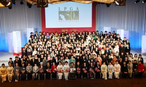 지난해말 일본 JLPGA 50주년 시상식에서 투어 선수들이 모두 무대에서 기념 촬영을 했다. [사진=JLPGA]