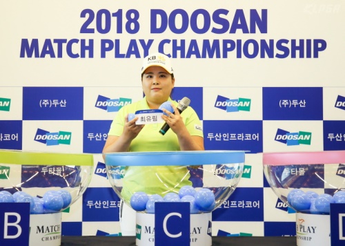 조별 리그 추첨을 하고 있는 박인비. [사진=KLPGA]