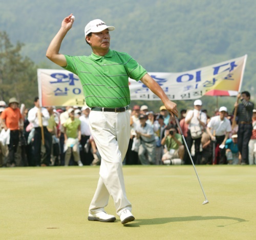 최상호는 지난 2005년 50세를 넘겨 매경오픈에서 우승했다. [사진=KPGA]