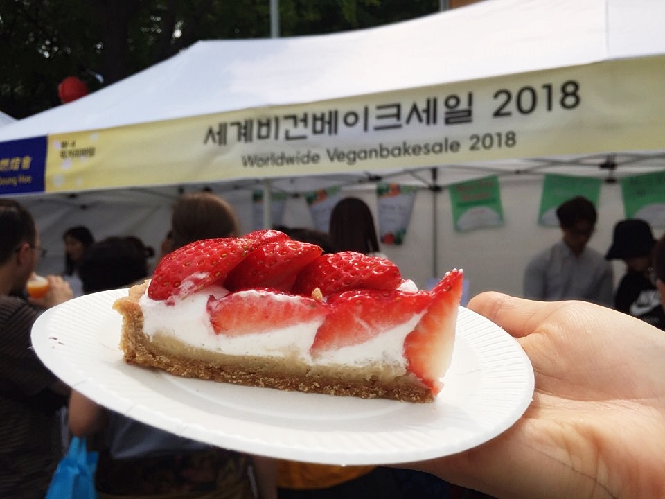 지난 13일 서울 조계사 앞 전통문화마당에서 진행된 연등회 행사에서는 ‘비건베이크세일’ 부스가 마련돼 관람객들의 눈길을 끌었다.