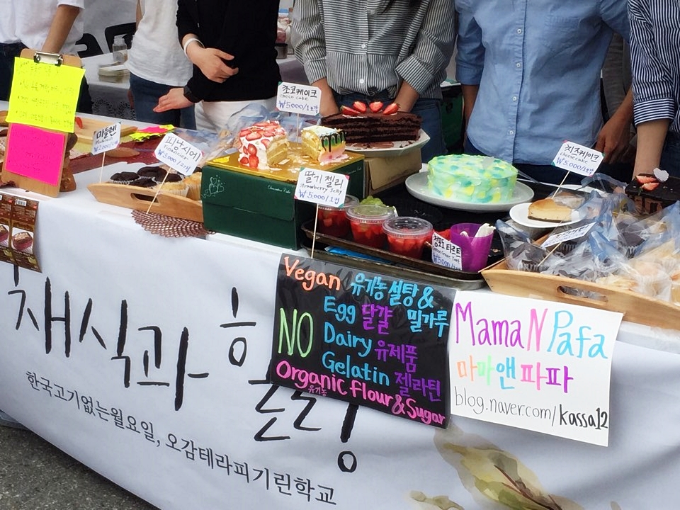 행사에 참가한 7개 팀. 케이크와 타르트, 머핀, 피낭시에, 브라우니 등 다양한 종류의 베이커리가 선보여졌다.