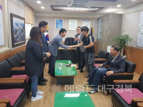 영덕군 축산면사무소 직원들은 지난 14일 면장실에서 귀향인 김형일(31, 축산3리)씨의 둘째 아기 출산을 축하했다. (영덕군 제공)