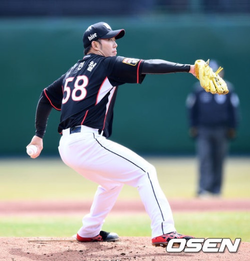15일 한화를 상대로 무실점으로 역투한 금민철. [사진=OSEN]