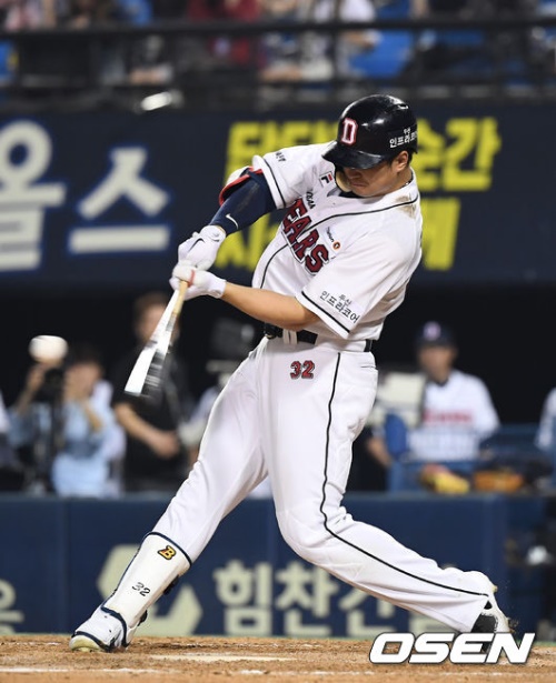 9회말 끝내기 홈런으로 팀의 승리를 이끈 두산의 김재환. [사진=OSEN]