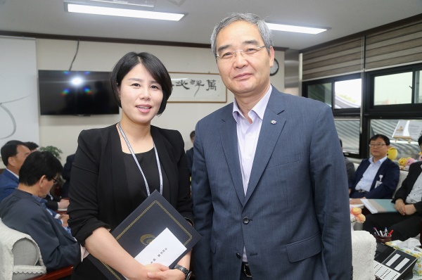 이달의 홍보 우수공무원으로 선정된 안동문화예술의 전당  오남이(왼쪽) 주무관이 김동룡 부시장과 함께 기념촬영을 하고 있다.(안동시 제공)
