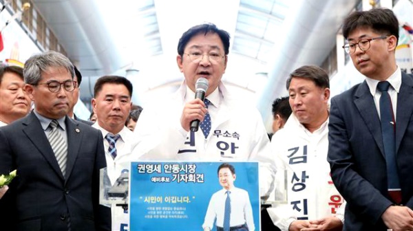 권영세 안동시장후보는 18일 여성?육아복지 확대하겠다고 밝혔다. 사진은 지난 3일 안동중앙신시장에서 기자회견을 갖고  6ㆍ13 지방선거 무소속 출마를 선언하고 있다.