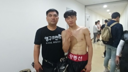 전일복싱체육관의 임홍진 관장(왼쪽)과 강종선 선수.