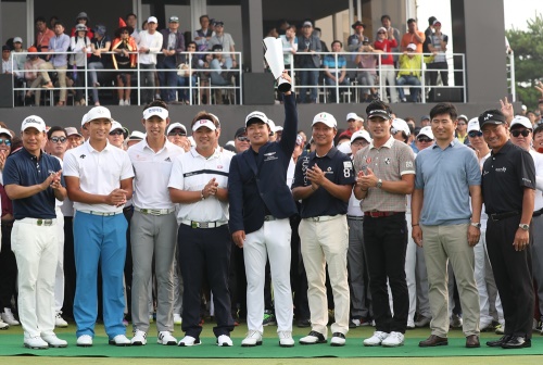 작년 18언더파란 놀라운 기록으로 초대 챔프에 오른 김승혁이 동료들의 축하 속에 우승 트로피를 높게 들어올리고 있다. [사진=KPGA 제공]