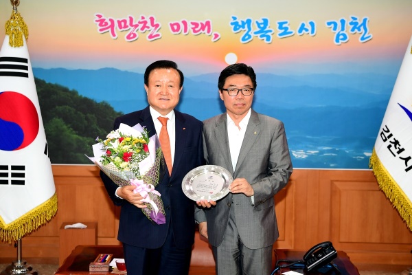 박보생(왼쪽)김천시장이 대한민국 스포츠 발전에 기여한 공로를 인정받아 김인수 체육진흥본부장으부터 골로패를 수상한뒤 기념촬영을 하고 있다.(김천시 제공)