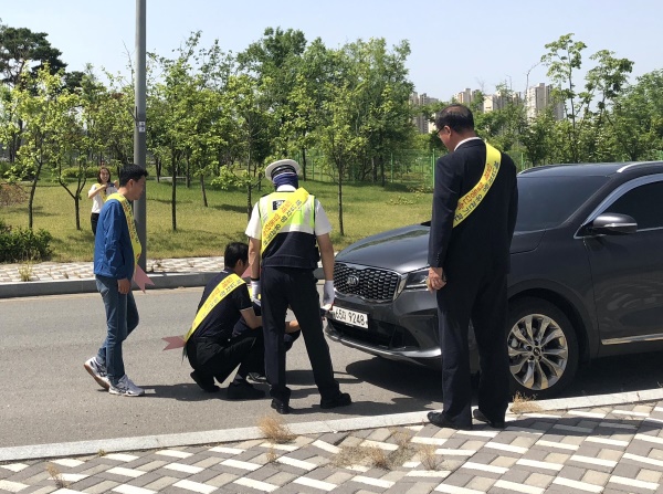 김천시는 24일 전국 시군구와 합동으로 실시하는 ‘2018년 상반기 전국 번호판영치의 날’을 맞아  김천경찰서와 함께 체납 자동차 합동단속을 실시했다.(김천시 제공)