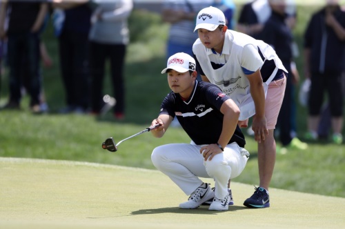 3라운드 도중 2번홀에서 퍼팅 라인을 읽고 있는 정한밀. [사진=KPGA]