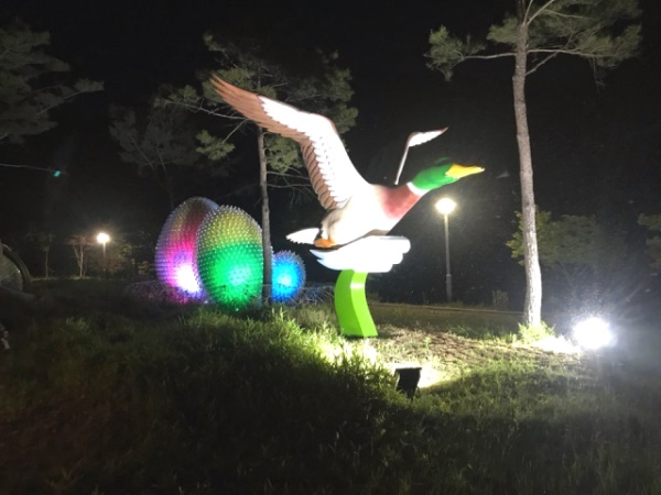 봉화군이  명호면 도천리 테마공원에 오리알과 비상하는 청둥오리 조형물을 설치해 또다른 볼거리를 제공하고 있다.(봉화군 제공)