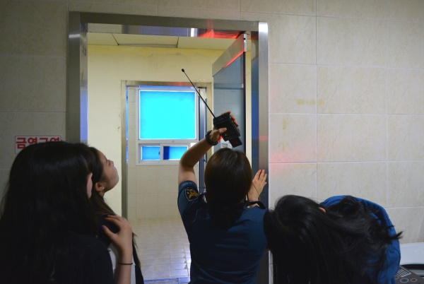 영주경찰서는  동양대학교에서 시청·동양대학교·상담소 등 관련기관이 참석한 가운데 여성화장실 및 범죄 취약지역에 대한 불법카메라 설치 여부, 시설상태에 대한 합동점검을 실시했다.(영주경찰서 제공)