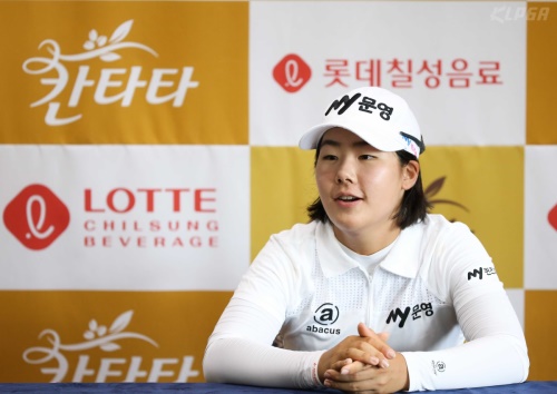 2라운드를 마친 후 인터뷰에 나선 조정민. [사진=KLPGA]
