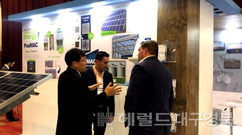 포스코 관계자가 '멕시코 신재생 에너지 박람회 2018' 에서 태양광 구조물 수요자에게 포스맥 적용 구조물 적용에 대해 설명하고 있다. (포스코 포항제철소 제공)