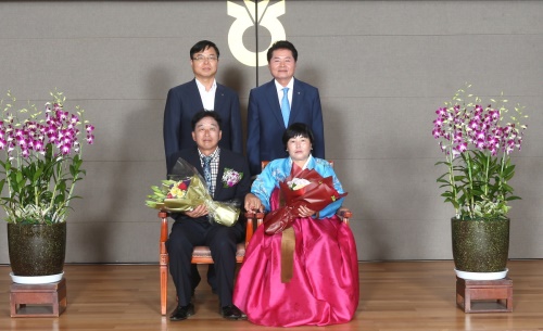 문경에서 시설 오이재배를 하고 있는 윤재익·임정숙 부부가  김병원 (오른쪽)농협중앙회장과 기념촬영을 하고 있다.(경북농협 제공)