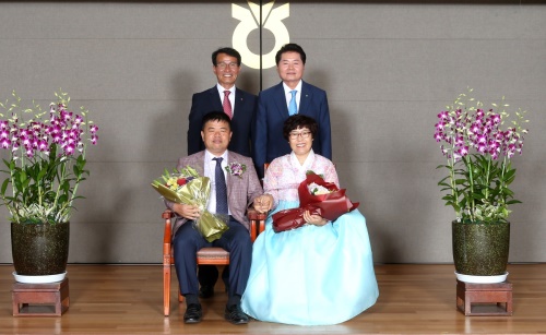 고령의 이기홍·윤혜숙씨 부부가 김병원(오른쪽)농협중앙회장과 함께 기념촬영을 하고 있다.(경북 농협제공)