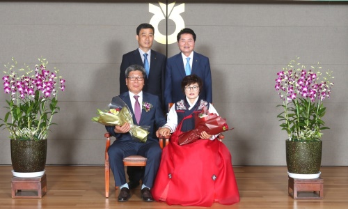 울릉의 이상동·류애경씨 부부가  김병원(오른쪽)중앙회장, 정복석(왼쪽)울릉농협장과 함께기념촬영을 하고 있다.(경북농협 제공)