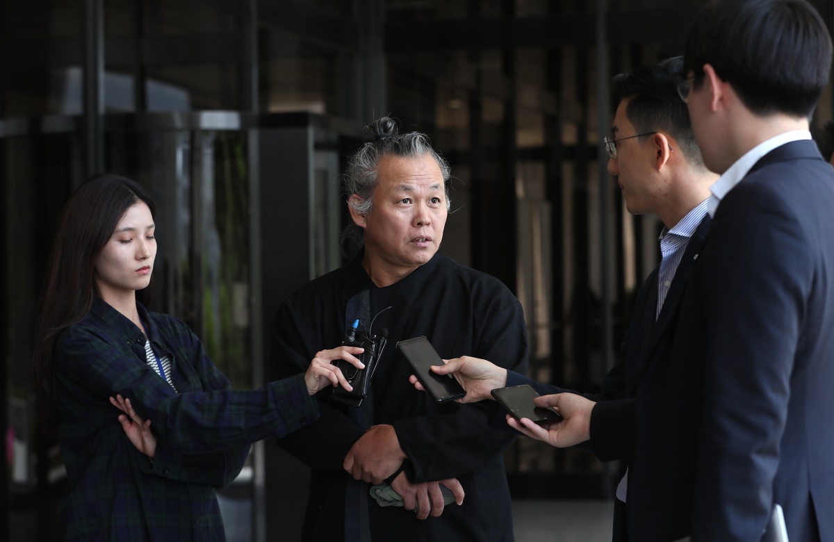 Filmmaker Kim Ki-duk speaks to press at the Seoul Central District Prosecutors’ Office on Tuesday. (Yonhap)