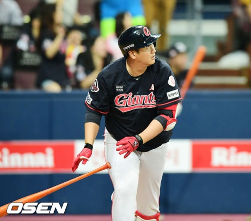 11회 말 끝내기 안타를 치며 팀을 승리로 이끈 이대호. [사진=KBO]