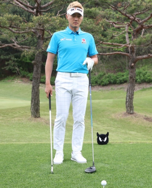 이태희가 드라이버샷 에이밍에 대해 설명하고 있다.