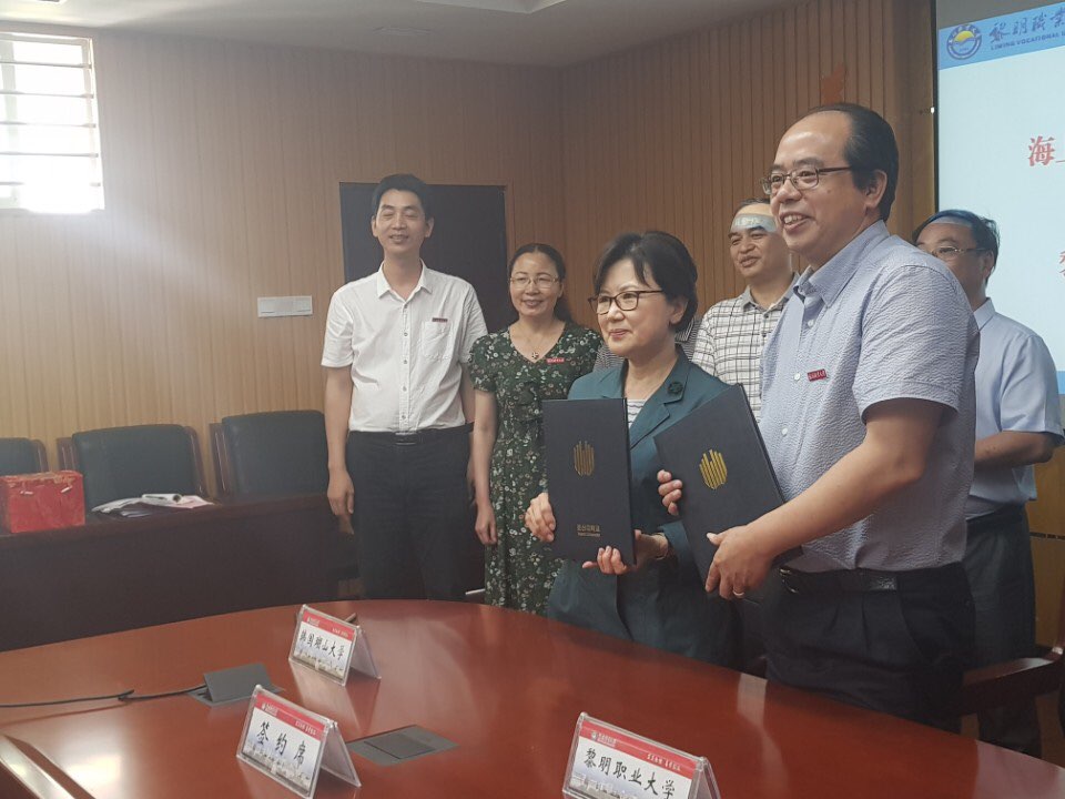 지난 5월 박소경 호산대 총장<앞줄 왼쪽>과 천주여명대 황세청 총장<앞줄 오른쪽>이 중국정부의 국비지원 유학생 선발에 관한 협약을 체결한 후 기념촬영을 하고 있다.(사진제공=호산대)