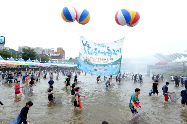 경북 봉화군이 올해로 성년을 맞은 은어축제 기념백서 발간에 따른 사료 공모에 나섰다.사진은 지난해 열린 봉화은어축제 장면(봉화군 제공)