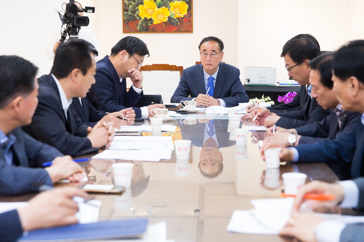 18일 경북 구미시문화예술회관 회의실에서 열린 '민선7기 구미시장직 인수위원회' 운영 회의 모습(사진제공=구미시)