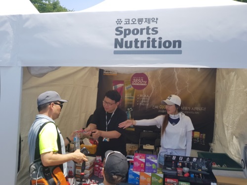 코오롱그룹의 계열사인 코오롱제약은 이번 한국오픈에서 '레드비트 플러스' 등 신제품을 들고 이벤트를 통해 갤러리들에게 나눠줬다. [사진=코오롱그룹]