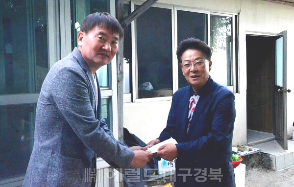 재경울릉향우회 임종현(왼쪽)회장이 소외되고  그늘진 곳에  써달라며 성금 200만원을 김병수 울릉군수 당선자에 전달했다.(향우회 제공)