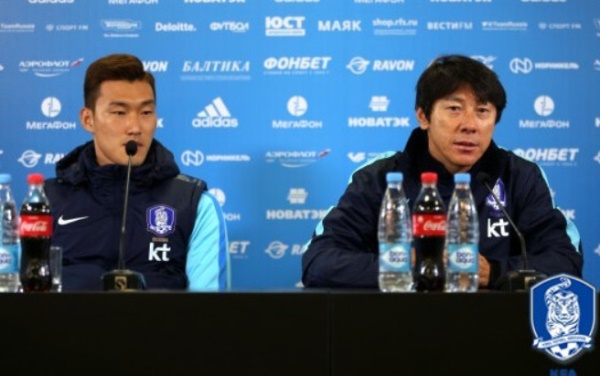 대한민국 축구 국가대표팀의 장현수(왼쪽) 신태용 감독(사진=대한축구협회)