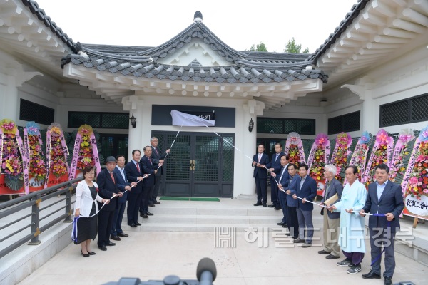 영천시는 26일 가사문학의 대가 노계 박인로 선생의 문학과 삶을 밝히는 '노계 문학관' 개관식을 가졌다. (영천시 제공)