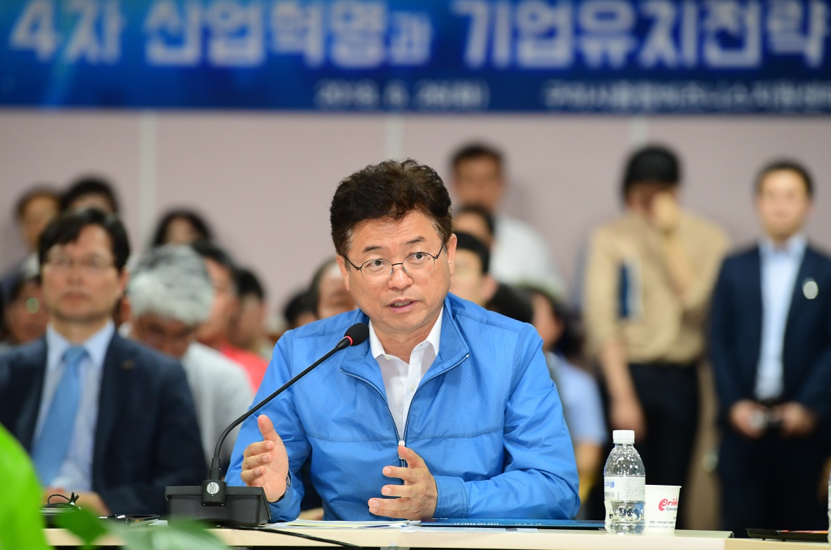 26일 구미에서 열린 '4차 산업혁명과 기업유치 전략' 토론에 참석한 이철우 경북도지사 당선인(사진제공=경북도지사 당선인 취임준비사무실)