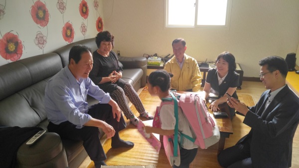 김영석 영천시장은 지난 25일 영천시 동부동, 서부동, 금호읍에 거주하는 저소득층 3가구를 방문해 생활용품을 전달했다. (영천시 제공)