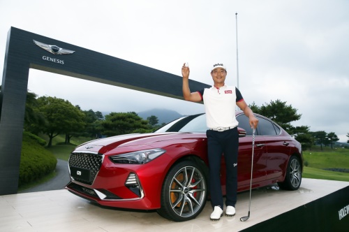 홀인원 부상인 제네시스 G70 앞에서 포즈를 취한 이근호. [사진=KPGA]