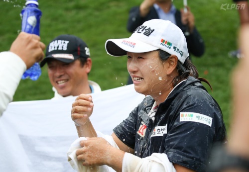 우승 축하 물세례, 맥콜세례 받는 박채윤. [사진=KLPGA]