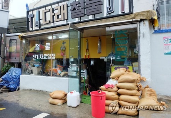 태풍 걱정에 창문 앞에 모래자루 쌓아놓은 가게(사진=연합뉴스)