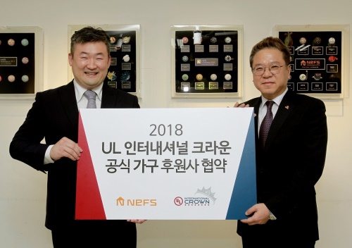 넵스의 김범수 대표(오른쪽)와 LPGA 아시아 변진형 지사장이 2018 UL 인터내셔널 크라운 후원사 협약을 맺고 포즈를 취하고 있다.
