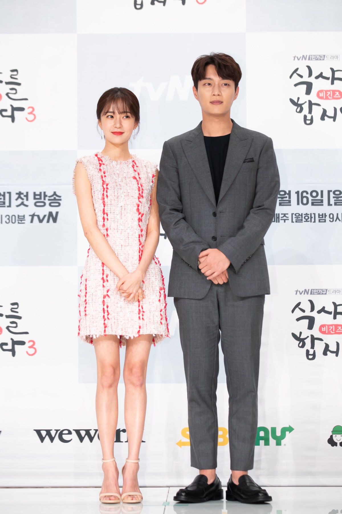 Baek Jin-hee (left) and Yoon Doo-joon pose for photos at a press event held Tuesday at Times Square mall in Yeongdeungpo-gu, Seoul. (tvN)